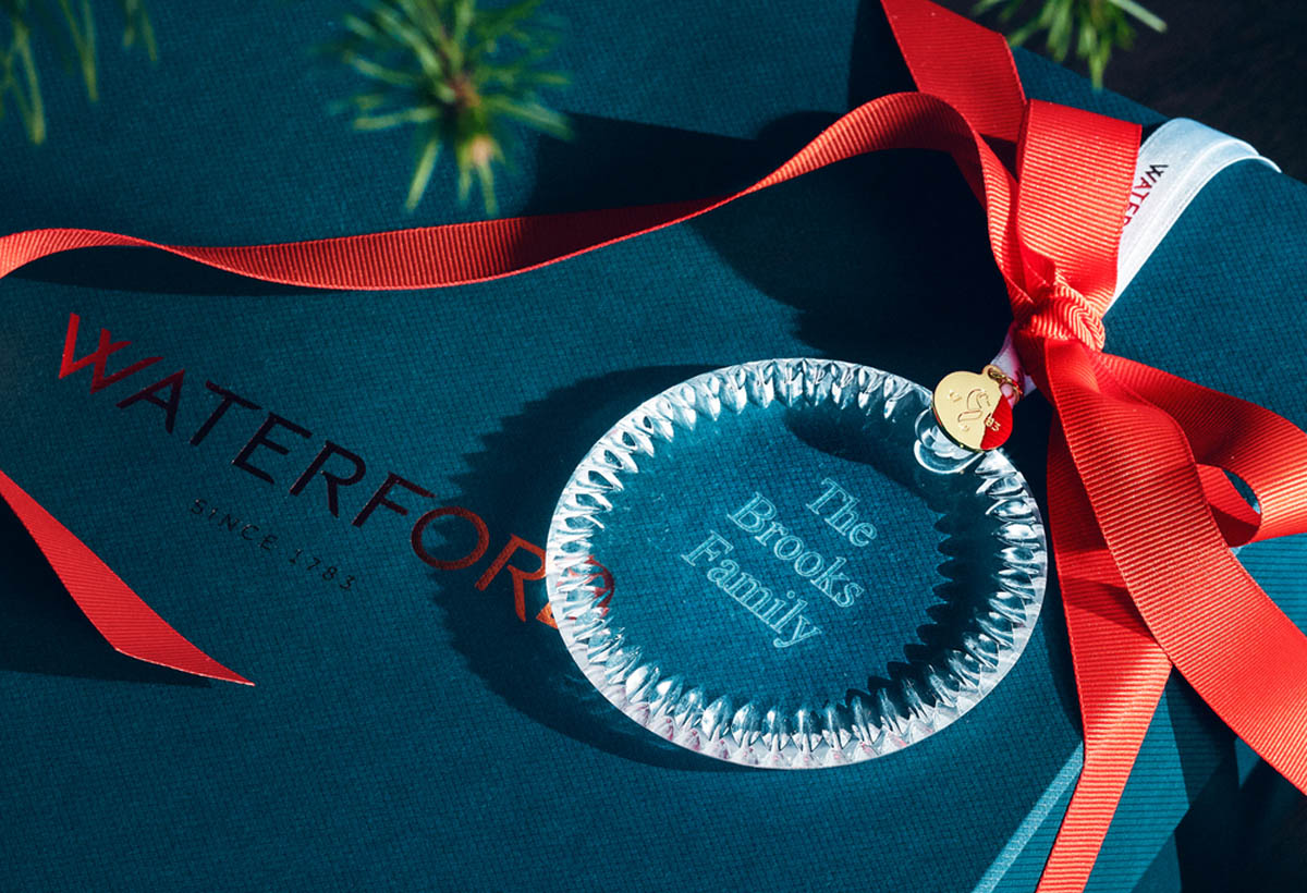 1064613_WaterfordAmericas_02_Festive_22_Festive_22_Circle_Ornament_ls